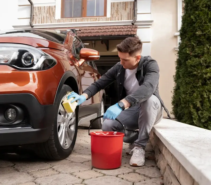 Lavage auto à domicile Montagnac-sur-Lède : professionnel intervenant sur un véhicule
